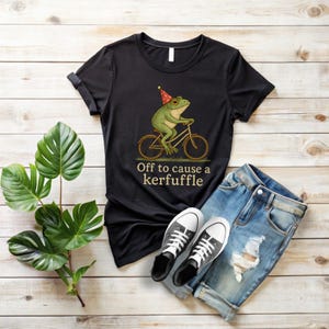 Off to Cause a Kerfuffle Frog Shirt – Funny Weirdcore Meme Tee for Adults, Men & Women – Unique Graphic Sarcastic Saying T-Shirt
