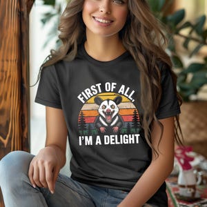 Tout d'abord, je suis un délice pour un opossum en colère, un cadeau mignon pour les amoureux des animaux, un t-shirt esthétique rétro