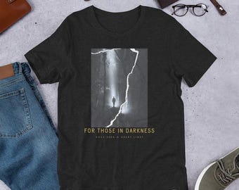 Camiseta cristiana "Los que están en la oscuridad han encontrado una gran luz", regalo cristiano, camiseta retro de Jesús, ropa de fe, camiseta ligera, camiseta unisex