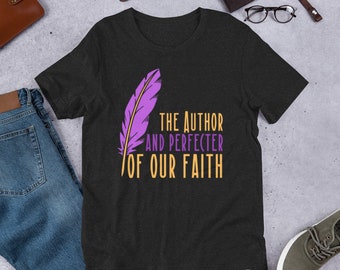 El autor y perfector de nuestra camisa de fe, camisa cristiana, camisa de versículo bíblico, camisa de las Escrituras, camisa de pluma, camiseta unisex