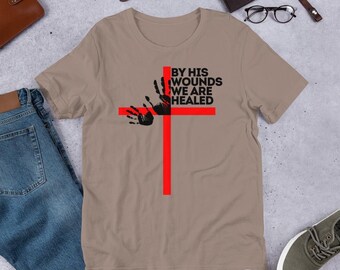 Camiseta Por sus heridas fuimos sanados, camiseta cristiana, camiseta con versículo bíblico, camiseta con cruz, camiseta bíblica, camiseta religiosa, camiseta unisex