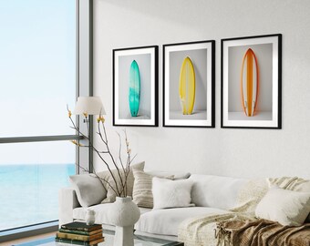 Trio di stampe artistiche di tavole da surf: decorazione murale costiera colorata (stampa digitale)
