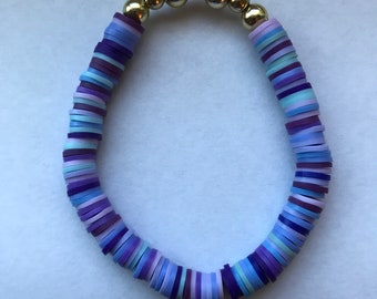 Pulsera morada con cuentas doradas. Pulsera de cuentas de arcilla.