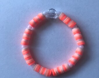 Pulsera de cuentas de arcilla naranja.