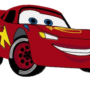 Puede incluir: Imagen bordada de un coche de carreras rojo con el número 95 en el lateral. El coche tiene ojos grandes, una boca sonriente y detalles de rayos amarillos. Las ruedas son negras con rayas blancas.