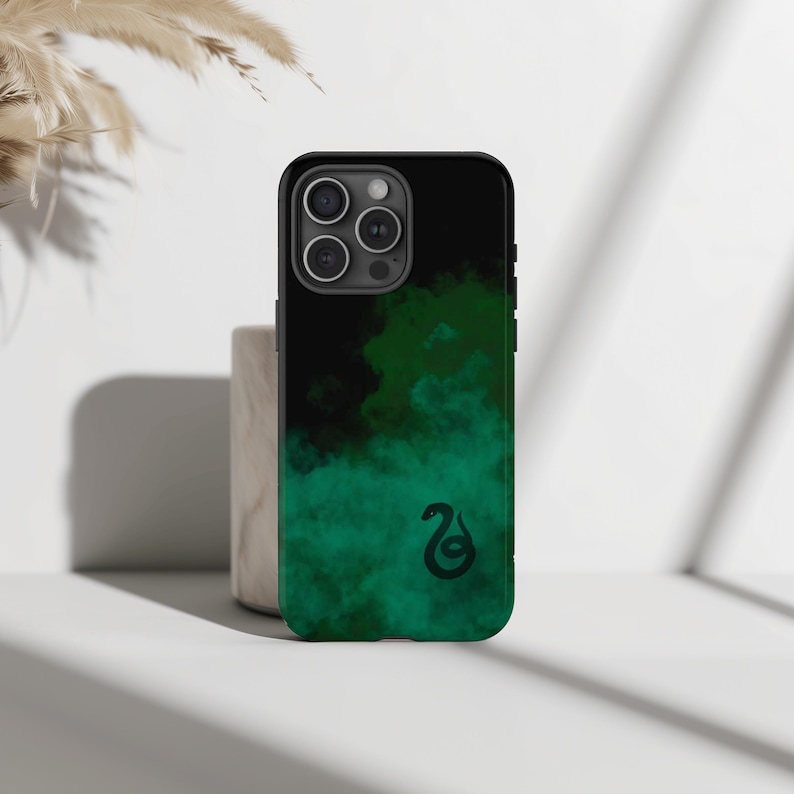 K&ouml;nnte beinhalten: Schwarze Handyh&uuml;lle mit einem gr&uuml;n-schwarzen Aquarelldesign und einem Schlangensymbol.