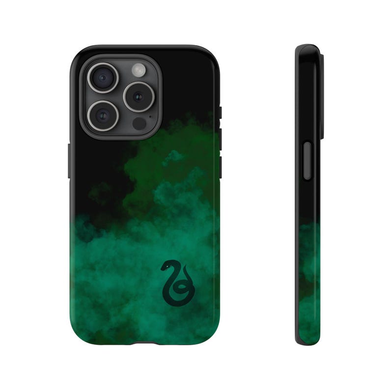 K&ouml;nnte beinhalten: Schwarze Handyh&uuml;lle mit einem gr&uuml;nen und schwarzen Design mit einem Schlangensymbol. Die H&uuml;lle ist kompatibel mit iPhone-Modellen.