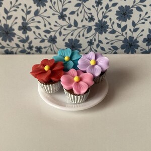 1:6 Scale Colorful Flower Cupcakes - Dollhouse Miniature
