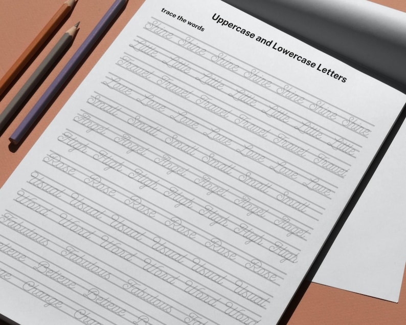 K&ouml;nnte beinhalten: Ein Arbeitsblatt mit den W&ouml;rtern "Shine", "Little", "Travel", "Love", "Small", "Angel", "High", "Rose", "Usual", "Word", "Fabulous", "Believe" und "Change", die in Schreibschrift geschrieben sind. Die W&ouml;rter werden mehrmals auf der Seite wiederholt, wobei jedes Wort in einer eigenen Zeile steht. Die W&ouml;rter sind sowohl in Gro&szlig;- als auch in Kleinbuchstaben geschrieben. Das Arbeitsblatt tr&auml;gt den Titel "Gro&szlig;- und Kleinbuchstaben" und hat oben die Anweisung "Die W&ouml;rter nachzeichnen".
