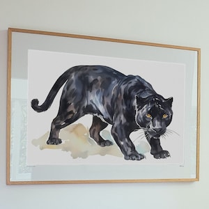 Puede incluir: Una pintura de acuarela de una pantera negra caminando hacia el espectador. La pantera tiene un fondo blanco y está representada en un estilo realista.