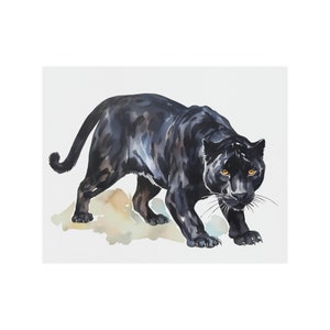 Puede incluir: Una pintura de acuarela de una pantera negra con ojos amarillos. La pantera camina hacia adelante con la cabeza en alto y la cola enroscada detrás de ella. El fondo es gris claro.
