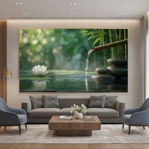 Può includere: Una grande stampa murale rettangolare che raffigura una serena scena naturale con un fiore di loto bianco che galleggia sull'acqua, una fontana di bambù che versa un getto su pietre scure impilate e uno sfondo sfocato di foresta di bambù.