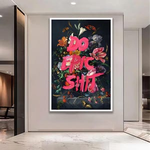 Op de afbeelding: Een ingelijst bloemstilleven met de woorden "DO EPIC SHIT" in felroze. Het kunstwerk toont een donkere achtergrond met een levendig arrangement van bloemen in verschillende kleuren, waaronder roze, oranje en wit.