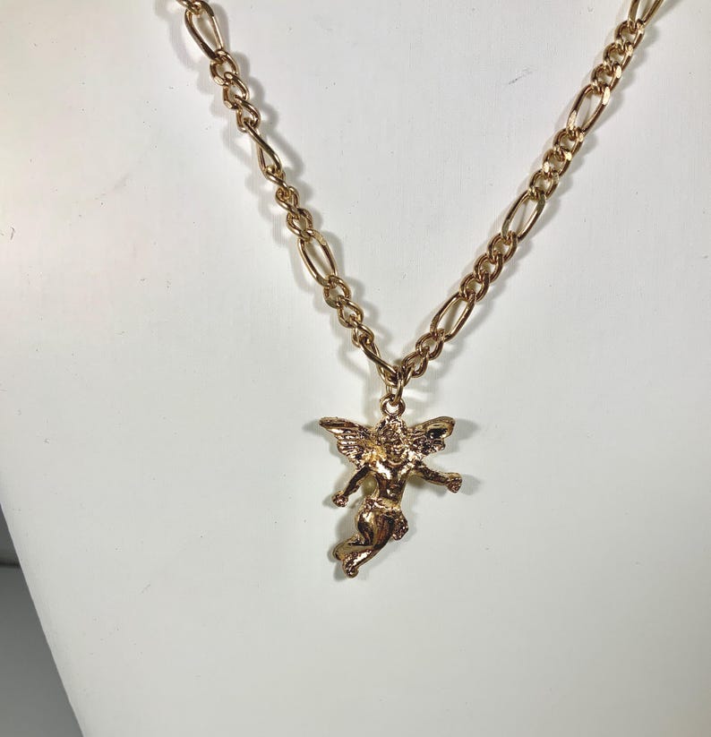 Vintage goldtone 18" chain with cherub angel pendant. unsigned image 1