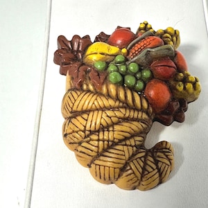 Spilla Cornucopia vintage, marchiata “HALLMARK CARDS INC”. Perfetta per il Ringraziamento.