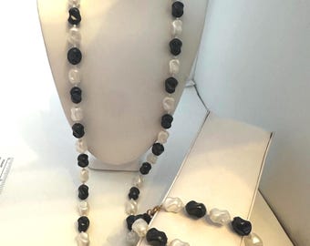 Vintage thermoset molded plastic pinched black and white bead necklace and bracelet set. Necklace 24” bracelet 8”. Unsigned