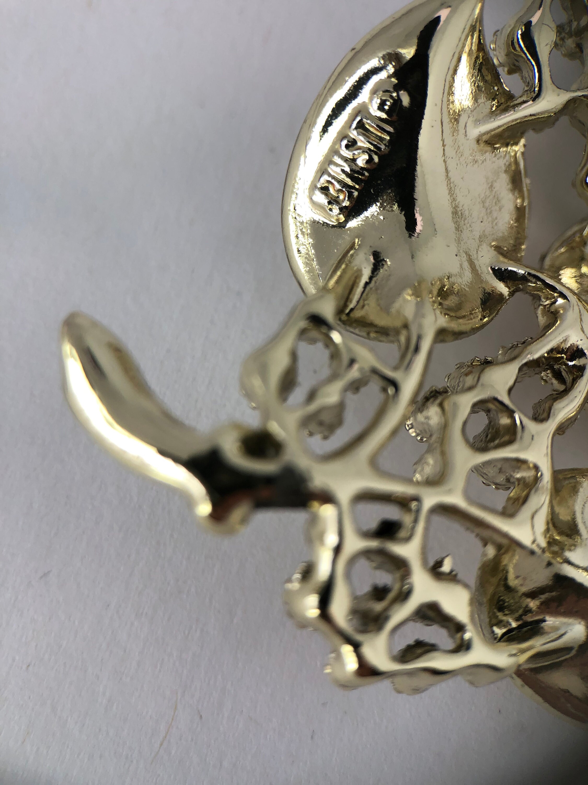 Broche Ancienne Lisner - Forme Feuilles Et Baies En Lucite - Bijou Vintage Occasion