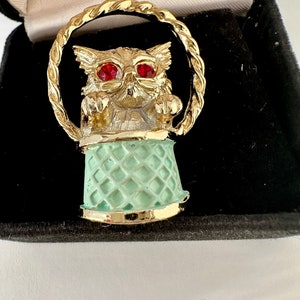 Vintage GERRYS textured gold tone cat in a basket brooch