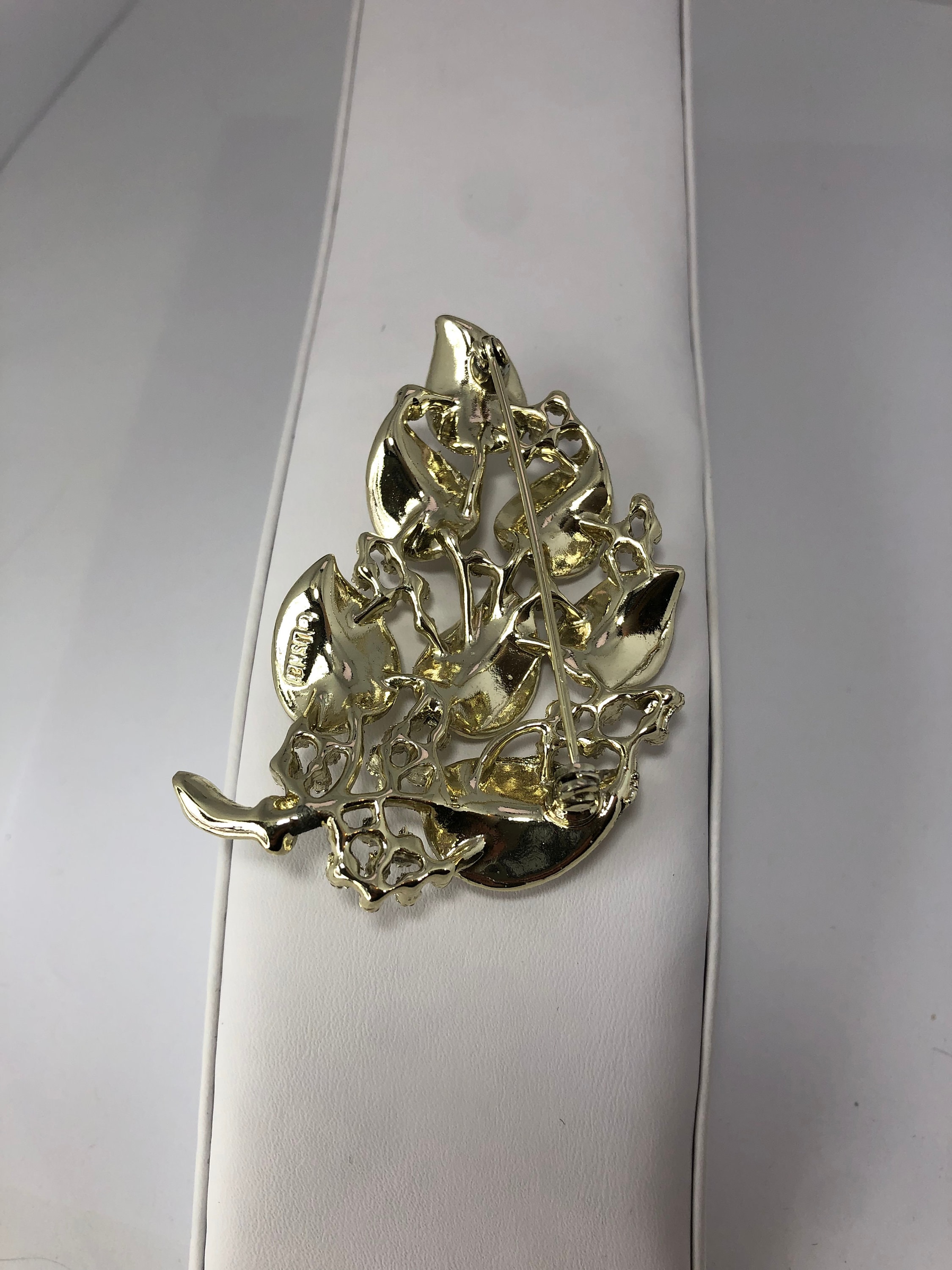 Broche Vintage Lisner - Forme Feuilles Et Baies En Lucite - Bijou Ancien Occasion