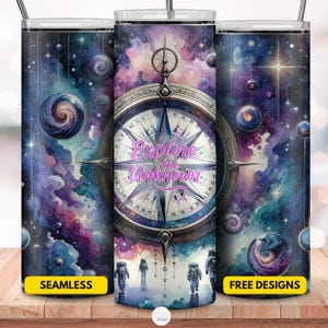 Esplora l'involucro del bicchiere sconosciuto, Galaxy Astronaut 20oz Skinny Tumbler, PNG di sublimazione spaziale, bussola celeste con grafica di catena montuosa