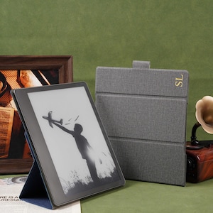 Custodia Kindle Scribe personalizzata da 10,2 pollici, copertina a libro magnetica con iniziale personalizzata e scomparto per penna, funzione di accensione/spegnimento automatico, supporto pieghevole multi-angolo.