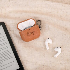 Custodia in pelle vegana Lychee per AirPods 4 e Pro 2, custodia personalizzata per AirPods 1/2/3, custodia retrò per AirPods Pro, regali per lei/lui