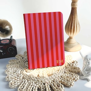 Personligt iPad-skal med initialer i guld för iPad A16 11" 2025 med pennhållare, iPad 10:e 10,9", 10,5", retrorött iPad Mini 4 5 6 7-skal