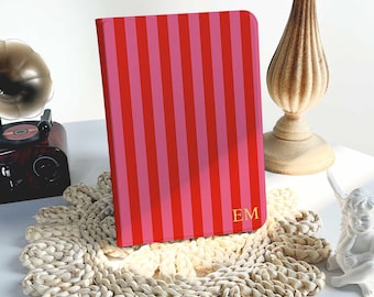 Funda personalizada con iniciales doradas para iPad A16 de 11 pulgadas (2025) con portalápices, iPad 10.º de 10.9 pulgadas y 10.5 pulgadas, funda roja retro para iPad Mini 4, 5, 6 y 7.
