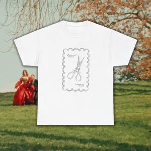 Design de camiseta com letras de tesouras e tornozelos de Lucy Dacus