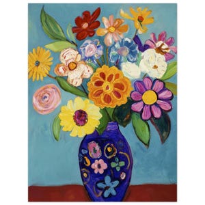 Póster con jarrón azul oscuro decorado con ramo vibrante: obra de arte floral única en papel mate de primera calidad