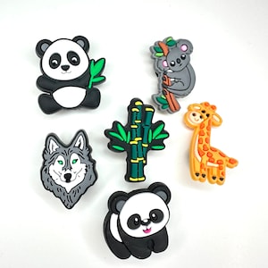 Puede incluir: Un conjunto de seis amuletos de animales coloridos, que incluyen un panda, un koala, una jirafa, un lobo y dos plantas de bamb&uacute;. Los amuletos est&aacute;n hechos de goma y est&aacute;n dise&ntilde;ados para ser utilizados como amuletos de zapatos.