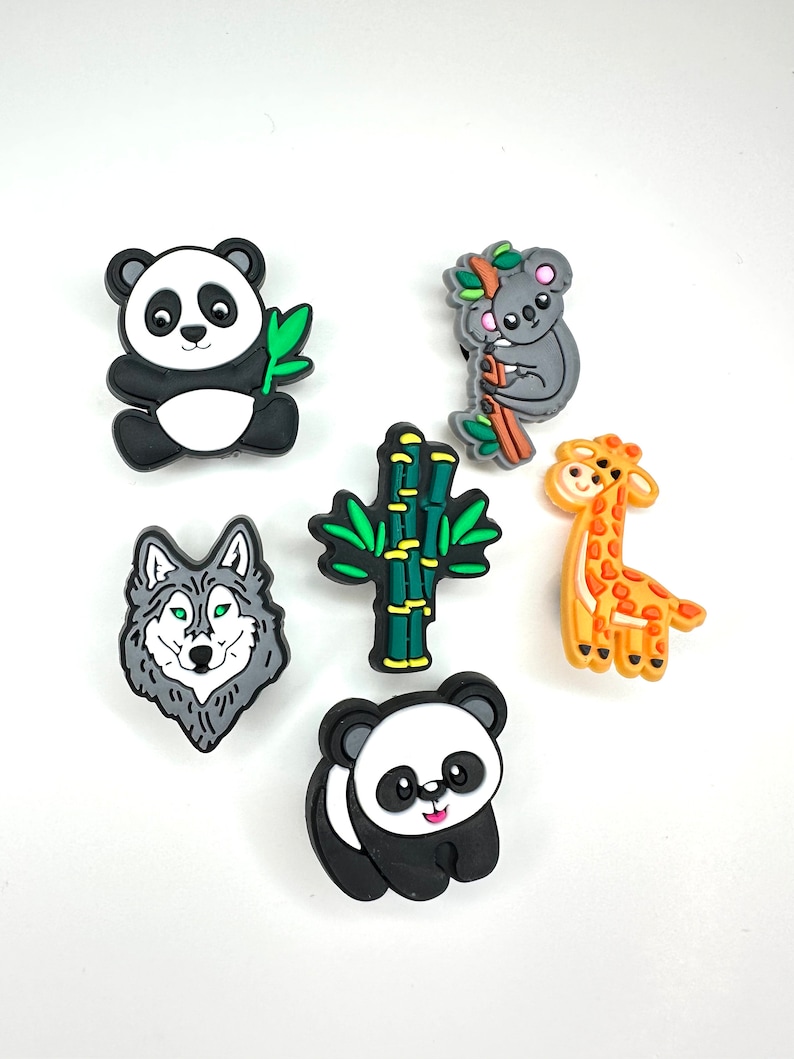 Puede incluir: Un conjunto de seis amuletos de animales coloridos, que incluyen un panda, un koala, una jirafa, un lobo y dos plantas de bamb&uacute;. Los amuletos est&aacute;n hechos de goma y est&aacute;n dise&ntilde;ados para ser utilizados como amuletos de zapatos.