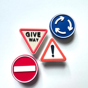 道路標識シューチャーム - ラウンドアバウトシューチャーム - 道を譲るシューアクセサリー - PVCシューデコレーション - 運転教習生への贈り物 - 進入禁止