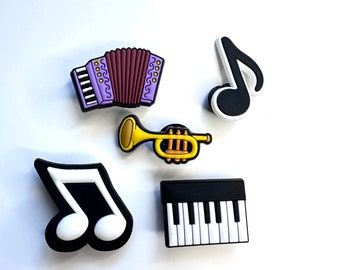 Adornos para zapatos con forma de instrumentos musicales: piano, trompeta, clave de sol