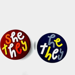 Pingentes de sapato com pronome - acessório para tamancos - ela eles - ele eles - eles eles pingentes - ideia de presente positiva - presente com pronome - acessórios para tamancos - melhor amiga