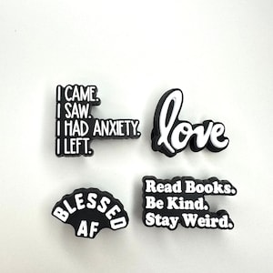 Amuleto de ansiedad para zapatos - accesorio para zapatos para amantes de los libros - amuleto con eslogan en blanco y negro - idea de regalo positiva - amuleto de bendición - accesorios para zuecos
