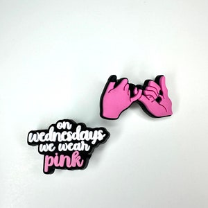 Pingente de promessa mindinho - às quartas-feiras - use pingentes de slogan rosa - ideia de presente positiva - pingente de amor - acessórios de tamancos - melhor amiga - presente de menina