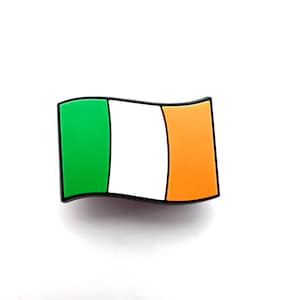 Könnte beinhalten: Eine grün-weiß-orangefarbene Flagge Irlands. Die Flagge weht im Wind.