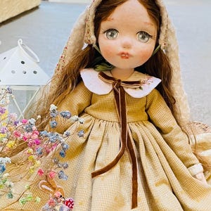 Muñeca textil hecha a mano: Beatrix - Vestido y orejas de conejo