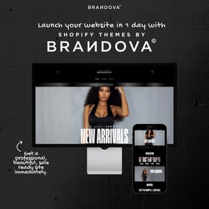 以下が含まれることがあります： コンピューターの画面と携帯電話に、「BRANDOVA」と「新着商品」というテキストが表示されたウェブサイトが表示されています。ウェブサイトは、白黒のカラーテーマを持つShopifyストアです。コンピューターの画面の上に、「SHOPIFY THEMES BY BRANDOVAで1日でウェブサイトを立ち上げましょう」というテキストが表示されています。