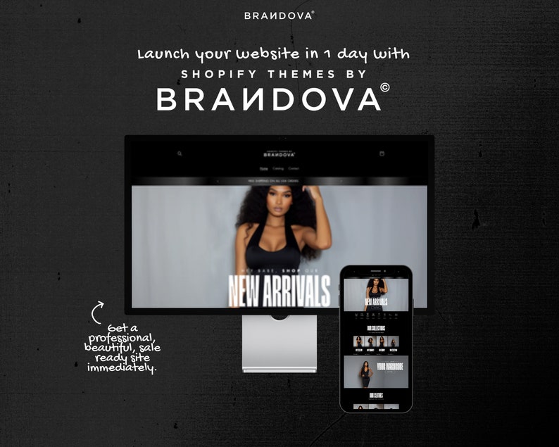 以下が含まれることがあります： コンピューターの画面と携帯電話に、「BRANDOVA」と「新着商品」というテキストが表示されたウェブサイトが表示されています。ウェブサイトは、白黒のカラーテーマを持つShopifyストアです。コンピューターの画面の上に、「SHOPIFY THEMES BY BRANDOVAで1日でウェブサイトを立ち上げましょう」というテキストが表示されています。