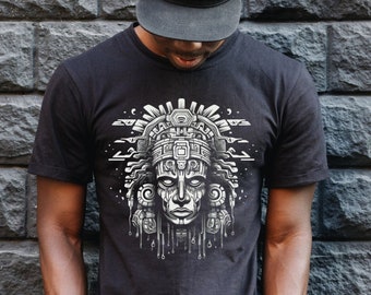 Puede incluir: Una camiseta negra con un estampado gráfico blanco de una cara estilizada con patrones geométricos. La cara está rodeada por un diseño de formas y líneas geométricas.