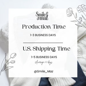 Pu&ograve; includere: Una grafica bianca con testo nero che recita "Smilez" e "Production Time 1-3 Business Days" e "U.S. Shipping Time 1-5 Business Days Average 2-3 days" e "@Smile_Maz".