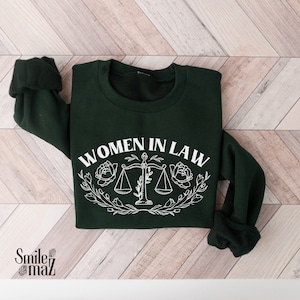 Mujeres en la ley Cuello redondo Sudadera / Regalo de abogado, Regalo de abogado, Graduado de la facultad de derecho, Regalo de estudiante de derecho, Regalos paralegales, Pase el bar