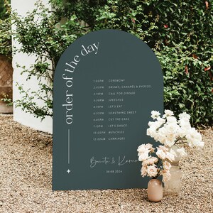 ダークグリーンのアーチ型当日の指示サイン、ダウンロード可能なデジタルテンプレート、即時ダウンロード、現代的な星のスクリプト、ウェディングステーショナリー、英国/米国