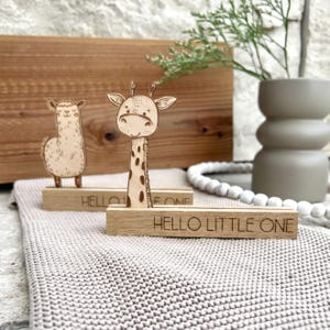Kartenhalter Eiche I Babygeschenk I Geschenk zur Geburt I Aufsteller für Gutscheine und Geld I Holzaufsteller I HELLO LITTLE ONE