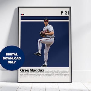 Może przedstawiać: Oprawiony plakat przedstawiający baseballistę w szarym stroju i granatowej czapce, w trakcie rzutu na ciemnoniebieskim tle. Tekst zawiera napis P 31, Greg Maddux oraz akapit z informacjami biograficznymi na temat tego sportowca.