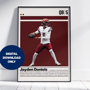 Pode incluir: Um cartaz emoldurado com um jogador de futebol americano de camisola branca e calças bordeaux a segurar uma bola. O texto diz QB 5, Jayden Daniels, e inclui um parágrafo descritivo. Um emblema azul circular indica DIGITAL DOWNLOAD ONLY.