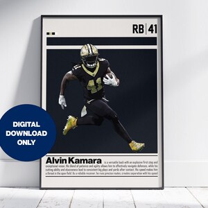 Peut inclure: Une affiche téléchargeable numériquement mettant en scène Alvin Kamara, joueur de football américain des Saints de la Nouvelle-Orléans. L'affiche est en noir et blanc avec une photo de Kamara courant avec le ballon. Le texte "RB 41" est dans le coin supérieur droit de l'affiche. Le texte "Alvin Kamara" est dans le coin inférieur gauche de l'affiche. Le texte "est un arrière polyvalent avec un premier pas explosif et une vision exceptionnelle. Son mélange de patience et d'agilité lui permet de naviguer efficacement parmi les défenses, tandis que sa capacité de coupe et sa détermination lui permettent de réaliser constamment de gros jeux et des yards après contact. Sa vitesse fait de lui une menace en terrain ouvert. En tant que receveur fiable, il effectue des tracés précis, crée de la séparation avec sa vitesse"