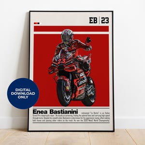 Könnte beinhalten: Ein rotes und weißes Poster mit einem Foto eines Motorradrennfahrers in einem roten Rennanzug, der ein rotes Motorrad fährt. Das Poster trägt den Text "EB 23" in der oberen rechten Ecke und "Enea Bastianini" in der unteren linken Ecke.
